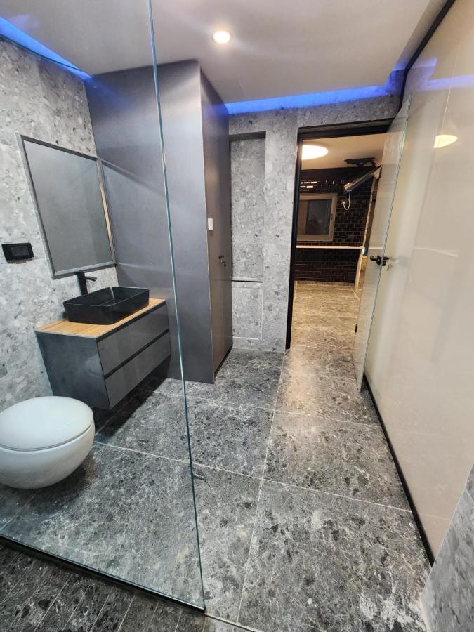 מבנים בים 75 Suites At Sea Haifa Bagian luar foto