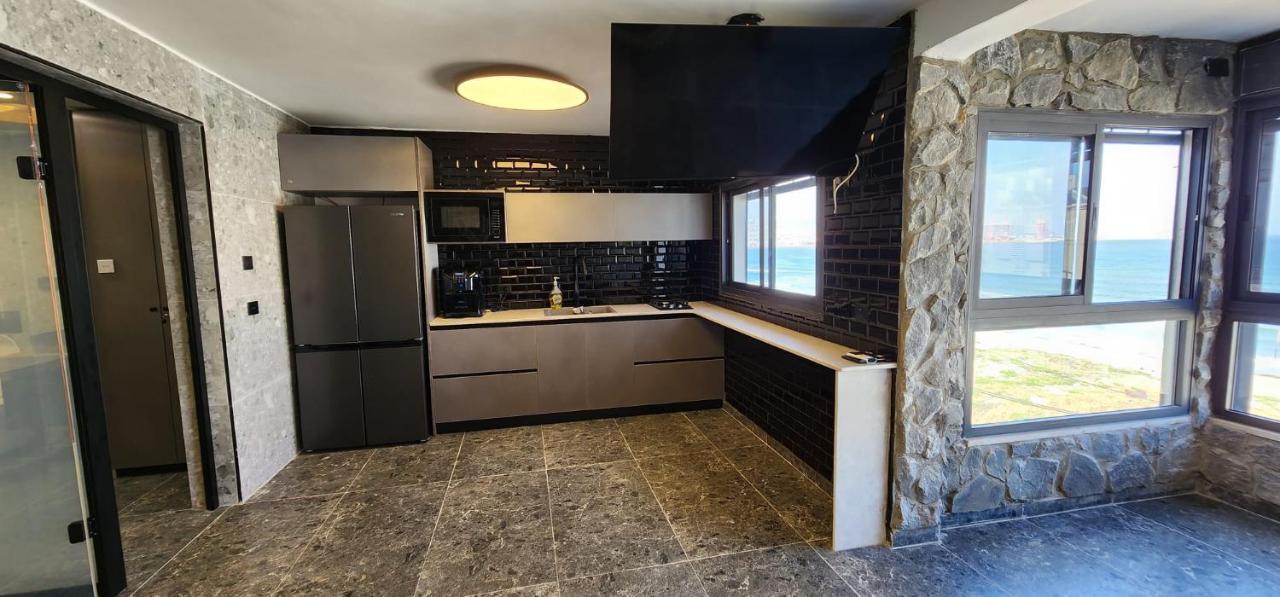 מבנים בים 75 Suites At Sea Haifa Bagian luar foto