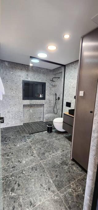 מבנים בים 75 Suites At Sea Haifa Bagian luar foto