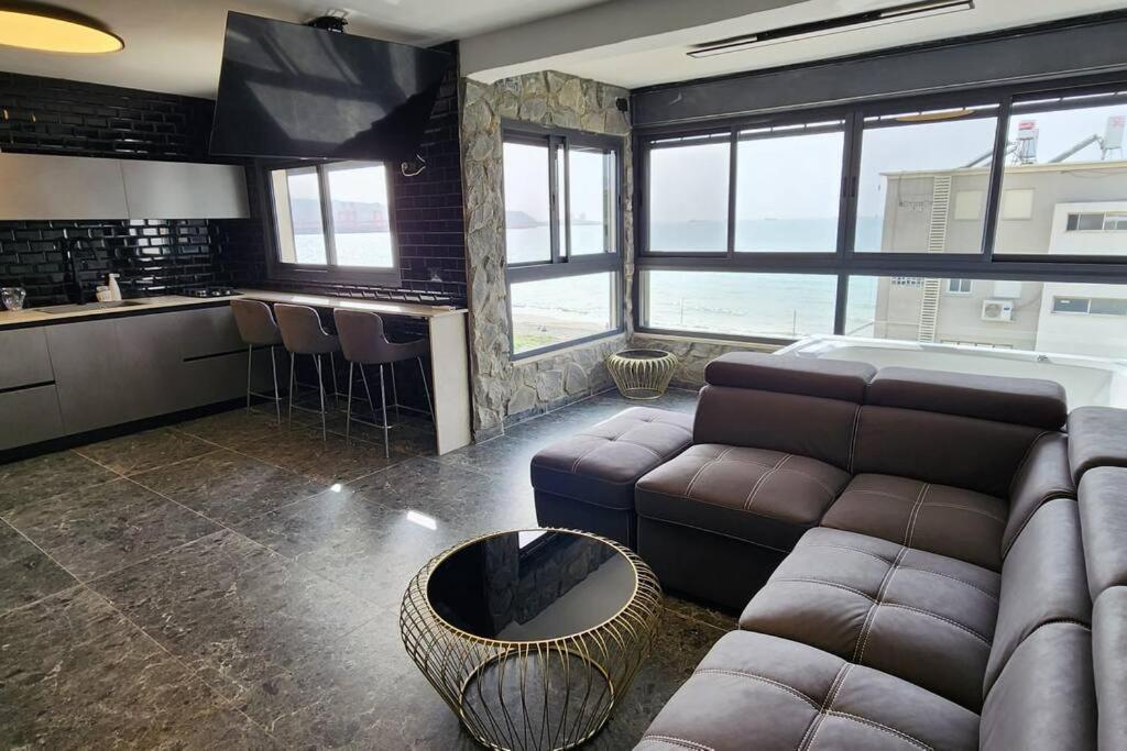 מבנים בים 75 Suites At Sea Haifa Bagian luar foto