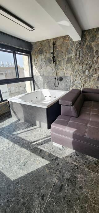 מבנים בים 75 Suites At Sea Haifa Bagian luar foto