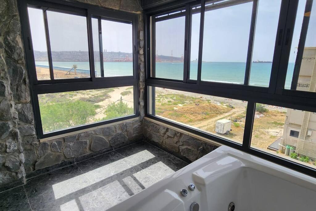 מבנים בים 75 Suites At Sea Haifa Bagian luar foto
