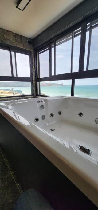 מבנים בים 75 Suites At Sea Haifa Bagian luar foto