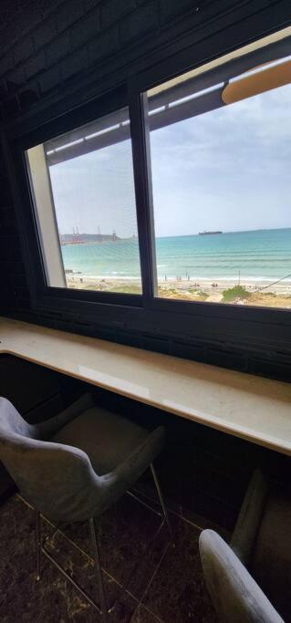 מבנים בים 75 Suites At Sea Haifa Bagian luar foto