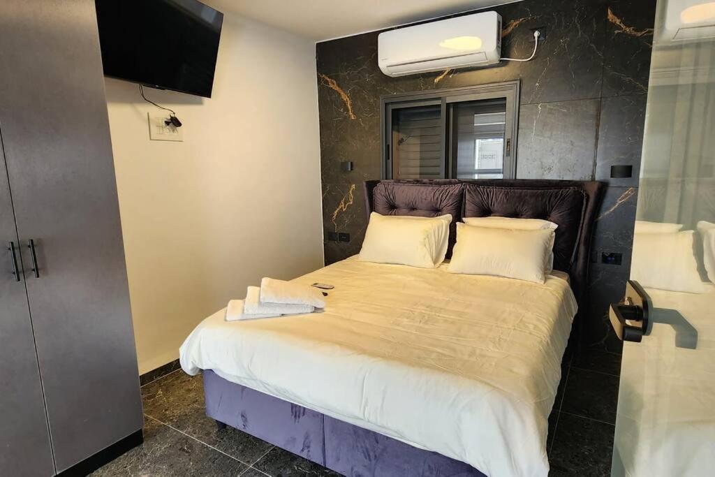 מבנים בים 75 Suites At Sea Haifa Bagian luar foto
