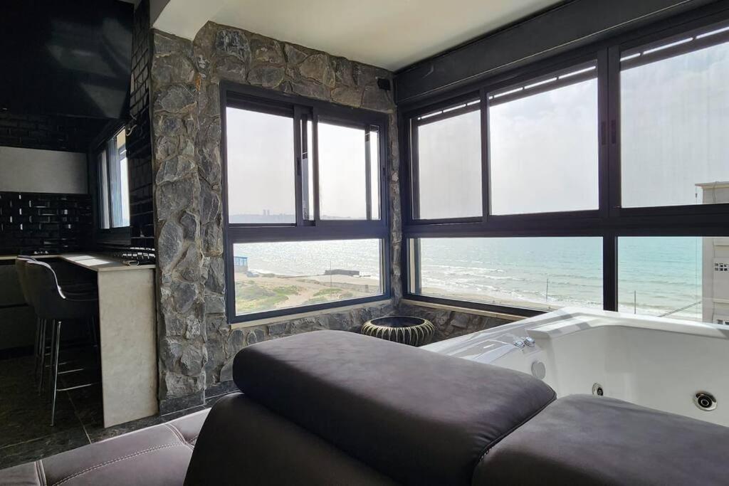 מבנים בים 75 Suites At Sea Haifa Bagian luar foto